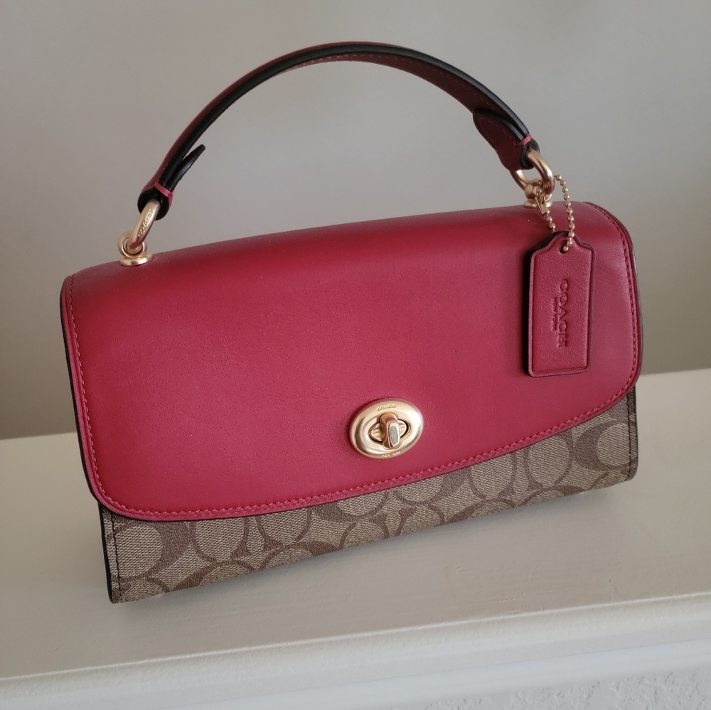 New Authentic coach handbag 👜 with inside pockets 10" by 6" No shoulder strap